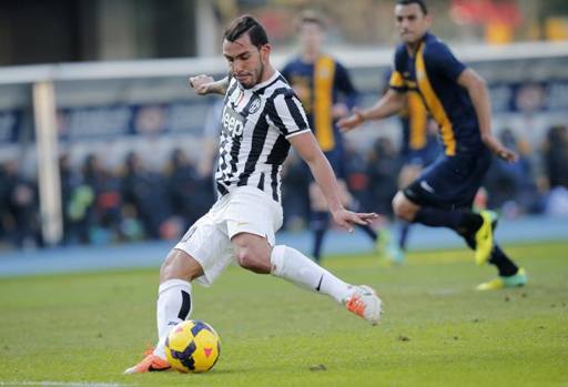 Il sinistro vincente (in leggero offside) di Tevez per lo 0-2 bianconero. Afp